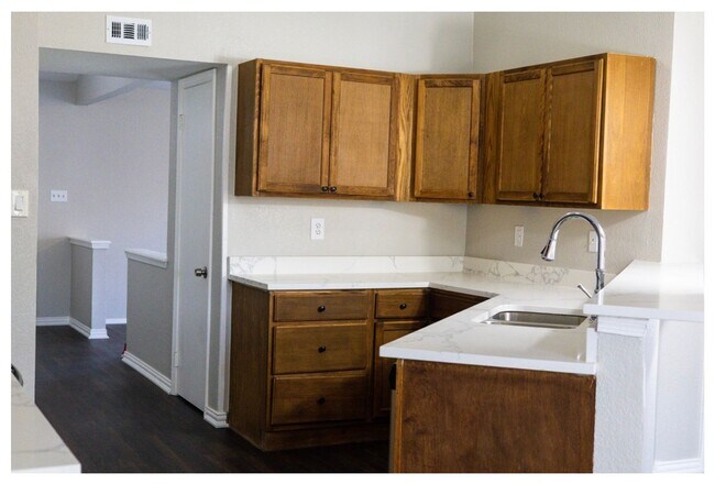 Building Photo - Beautiful 3 Bed / 2 Bath Home with Two Living Areas and Fenced Yard in Cedar Hill | AVAILABLE NOW