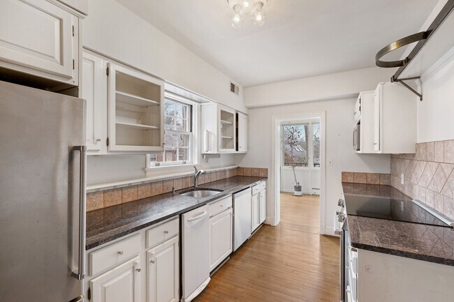 Building Photo - 5325 Chevy Chase Pky NW