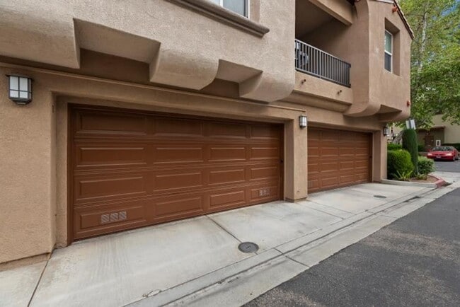 Building Photo - Beautiful 3 bedroom townhouse available fo...