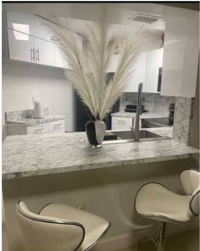 Primary Photo - 9715 Fontainebleau Blvd