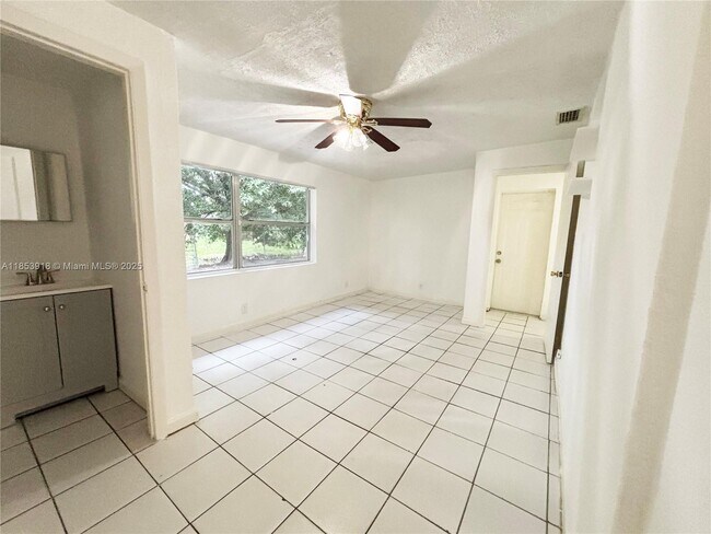 Building Photo - 560 SW 50th Terrace