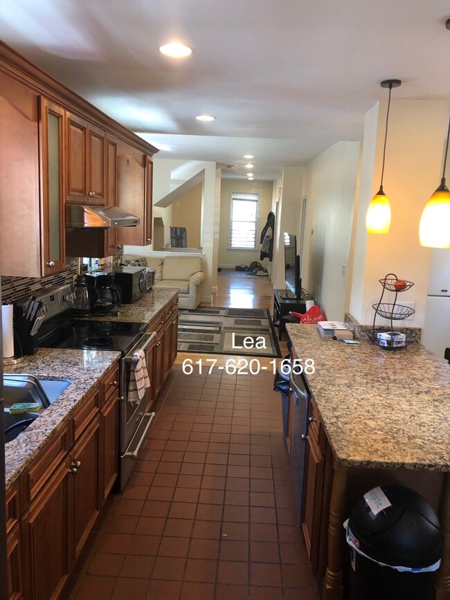 Building Photo - SEPT Incredible 5bed w/ 2 FULL bath! Right...