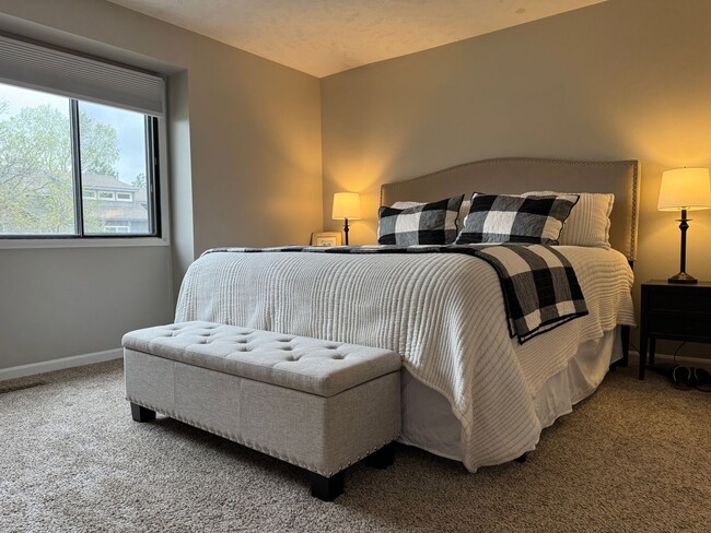 Building Photo - Spacious Corner Townhome with Private Yard...