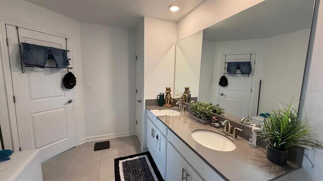 Building Photo - 11200 Listening Dr