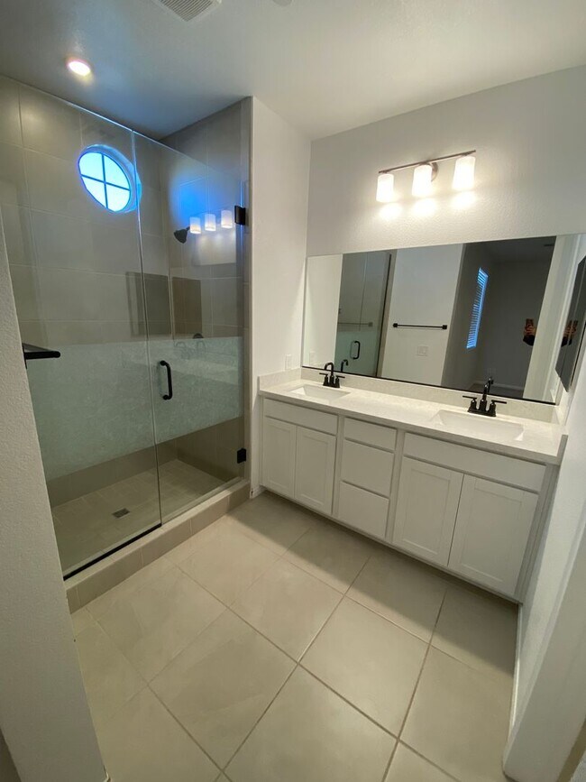 Building Photo - AMERICANA Property Mgmt - 3beds - 2 1/2baths Newly Townhouse in Henderson.