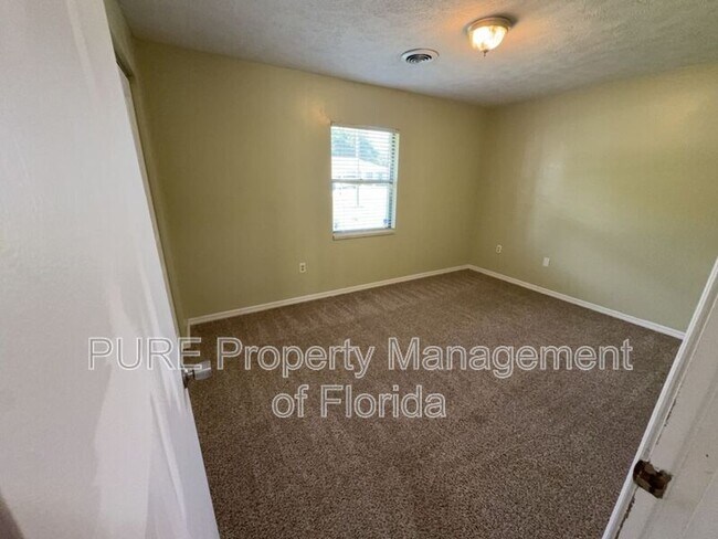 Building Photo - 9 Banyan Course Run