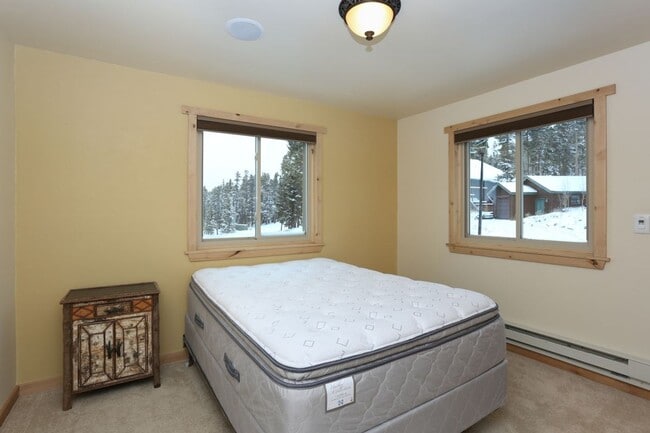 Building Photo - Amazing views! On bus route! 1 Year Lease!
