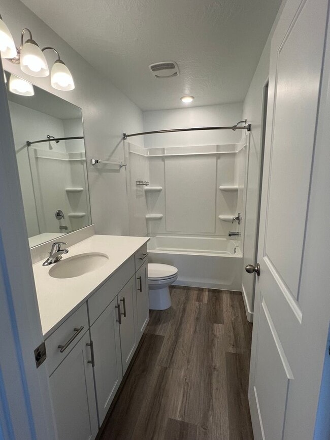 Building Photo - Beautiful Modern Townhome