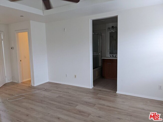 Building Photo - 720 S San Fernando Blvd