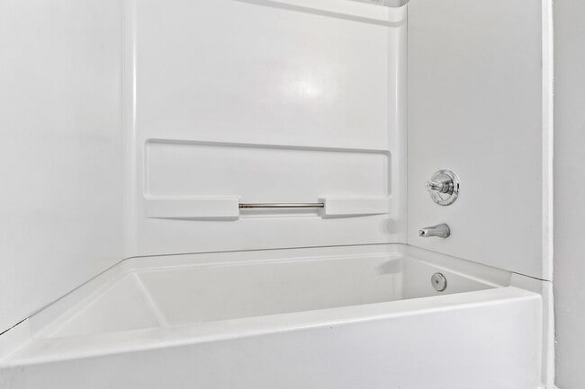 Building Photo - University Woods Retreat: 4 BR/4 Bath minutes to NCSU!