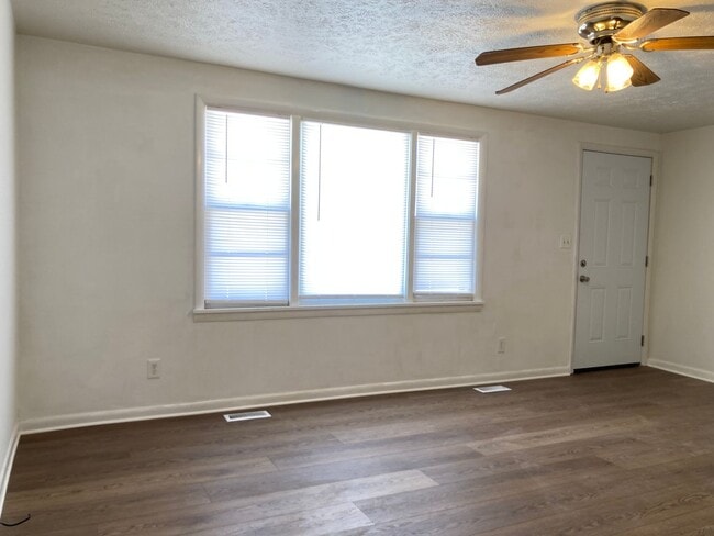 Building Photo - ALL Brick ** 1-level ** Corner Lot