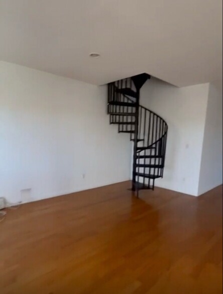 Building Photo - 20-10 Steinway St