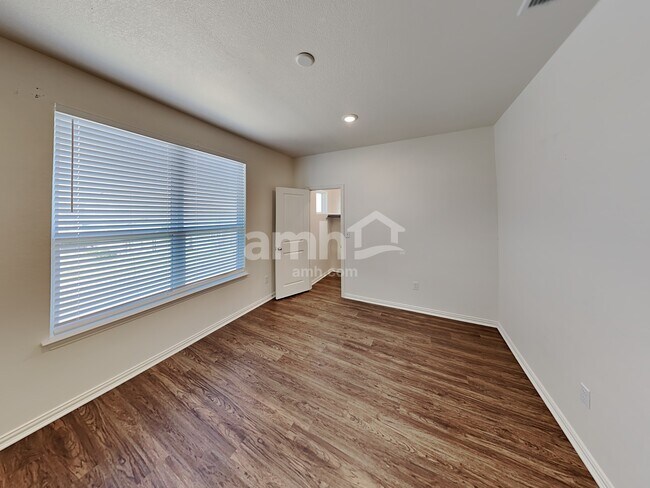 Building Photo - 425 Pebble Bend