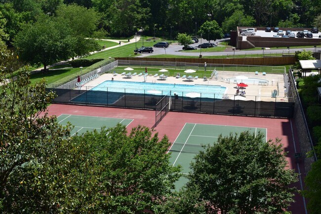 Building Photo - HUGE Apartment Across from Grosvenor Metro...