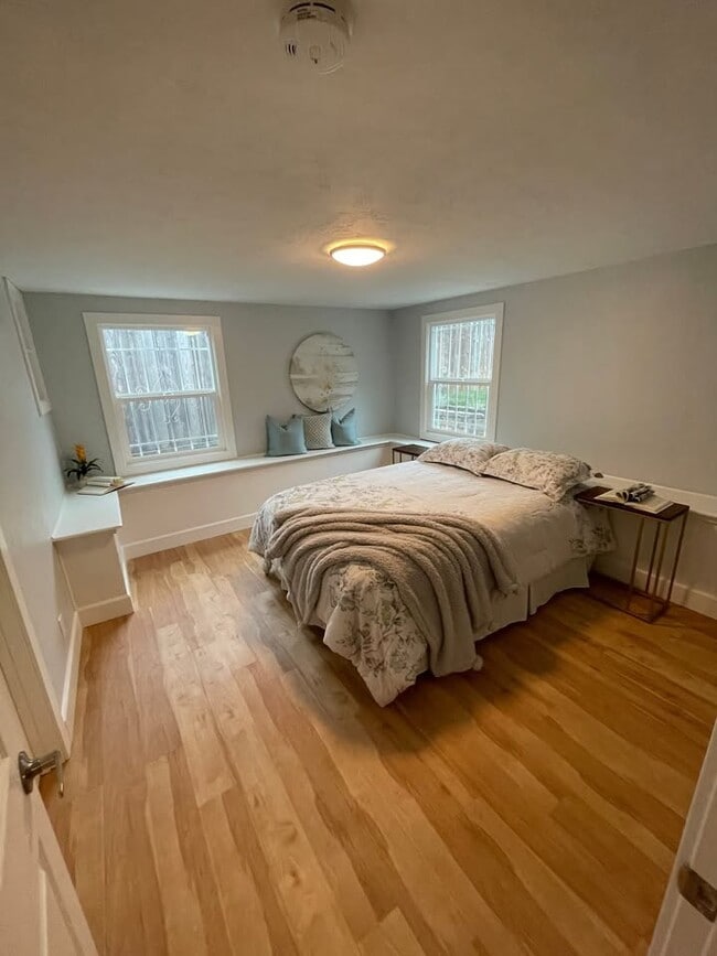 Primary Photo - 4816 Bond St