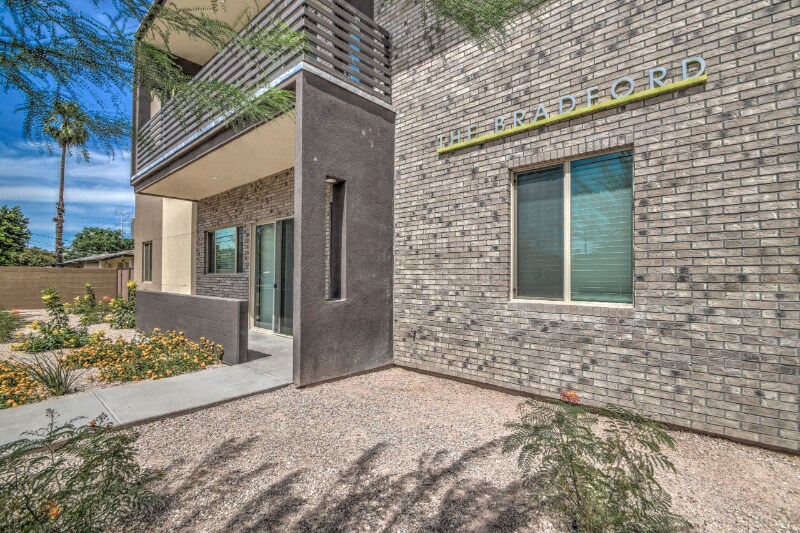 Building Photo - 1037 S Farmer Ave