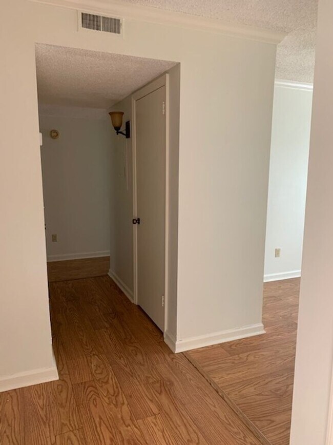 Building Photo - Charming Move-In Ready 1BR/1BA Condo in West Nashville – Lion’s Head Community