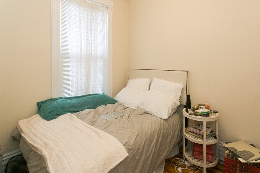 Building Photo - 2137 N Sheffield Ave