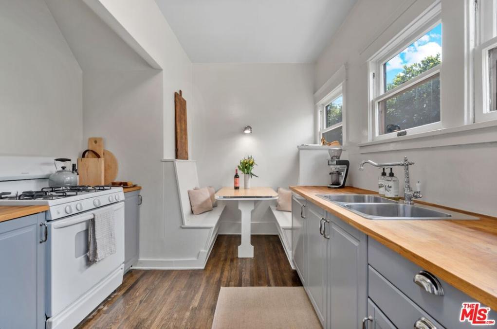 Building Photo - 2938 1/2 S La Salle Ave