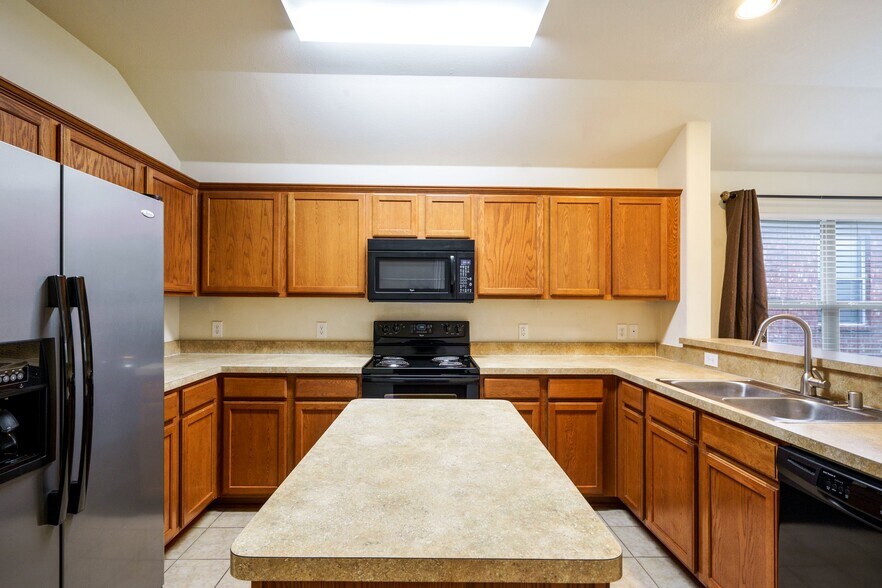 Building Photo - 227 Creekwood Dr