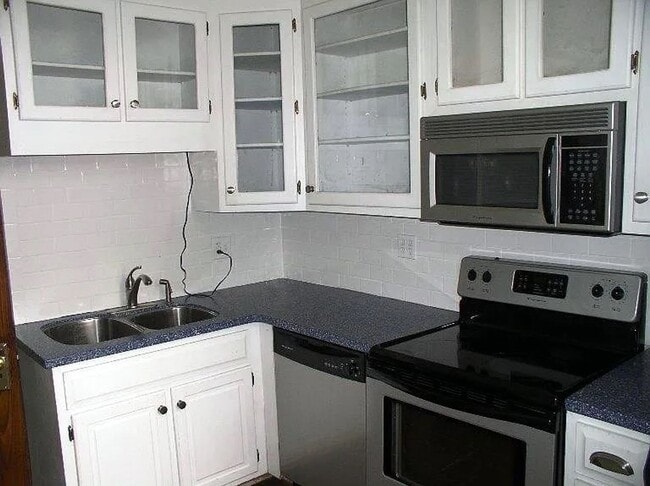 Building Photo - Two Story Apartment on Broad Street