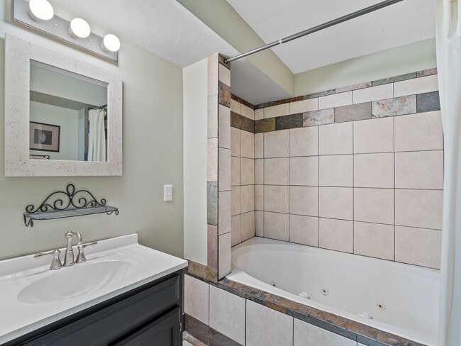 Building Photo - Spacious 5-Bedroom Home for Rent in Sandy, UT