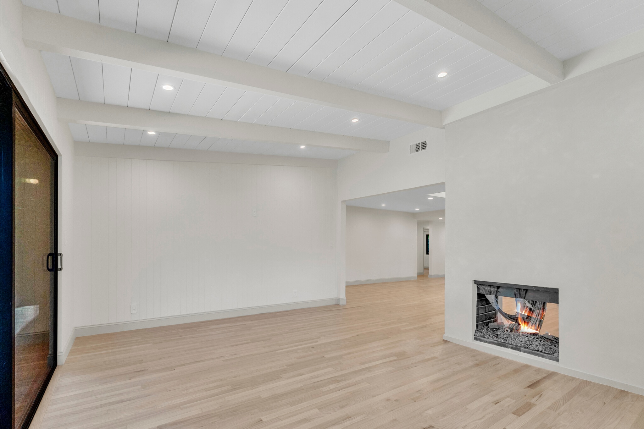 Den - 4316 Bellaire Ave