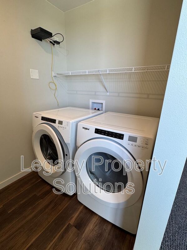 Building Photo - 202 E Greenfield Ln