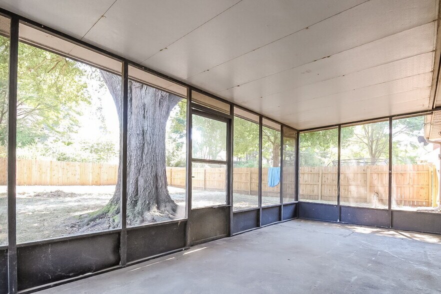 Building Photo - 6170 Chickasaw Dr
