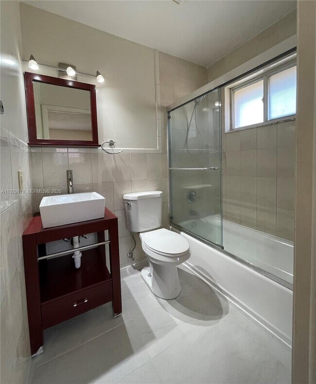 Building Photo - 562 NW 82nd Pl