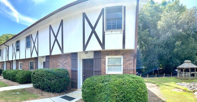 Building Photo - Short Term Lease Available for 2 Bed/1.5 B...