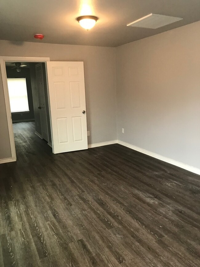 Building Photo - 512 Graham Ave