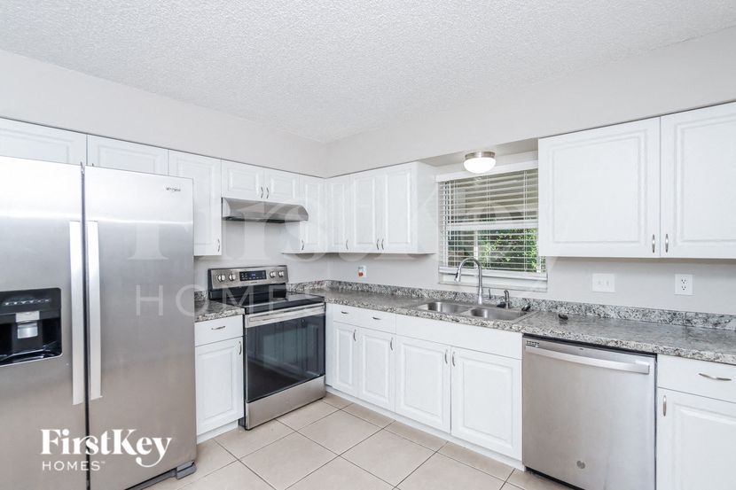 Building Photo - 738 Empress St SE