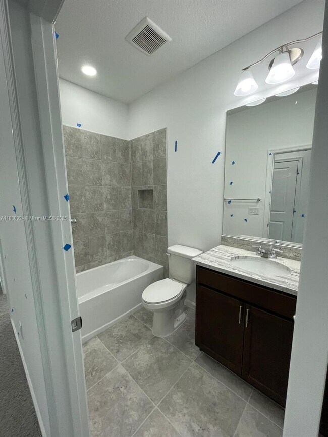Building Photo - 4466 Longwood Lake Sq