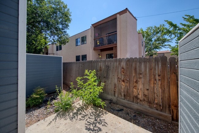 Building Photo - One car garage Townhouse