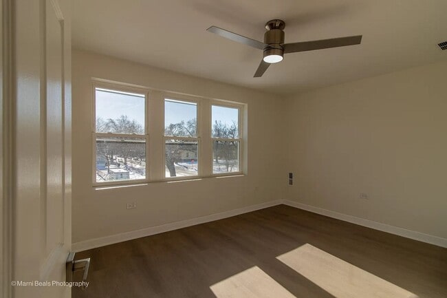 Building Photo - Newly Renovated 3 bedroom/3 bath home avai...