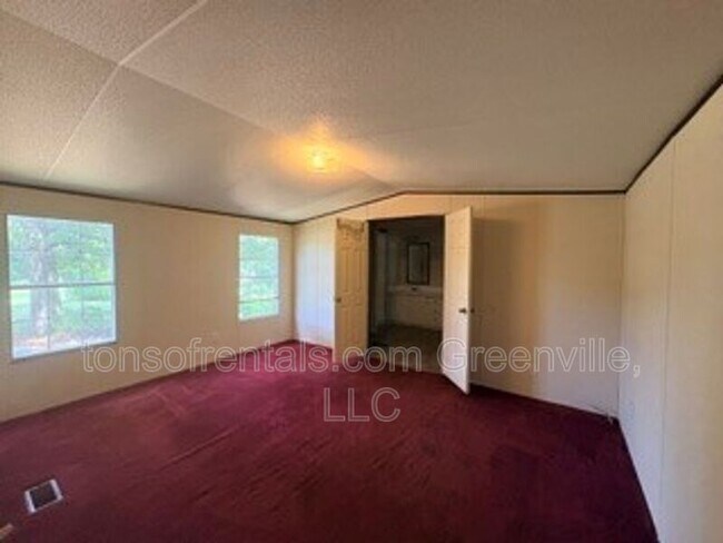 Building Photo - 255 Pine Dr