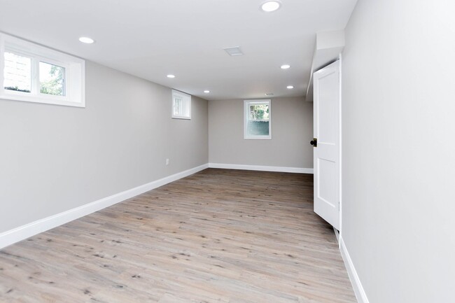 Building Photo - 4 Bedroom 2.5 Bathroom Open Floor Plan 3 S...