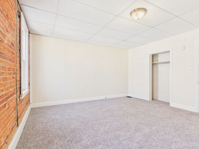 Building Photo - Large 4 Bedroom Single Family on Reily St.