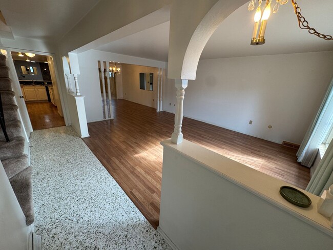 Building Photo - Spacious Southmoor Park Townhome