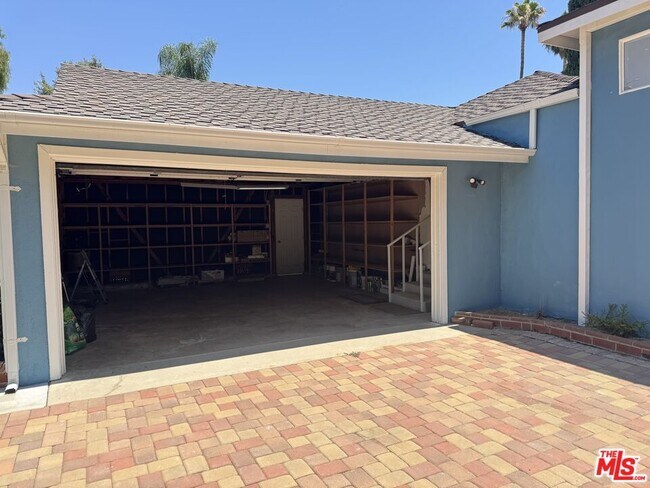 Building Photo - 6672 Bobbyboyar Ave