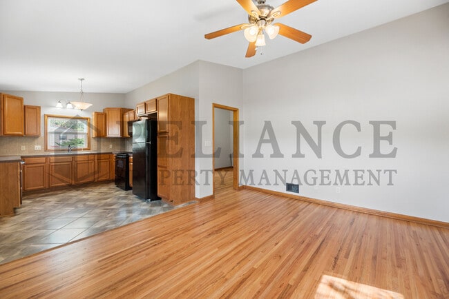 Building Photo - 533 S Westview Dr