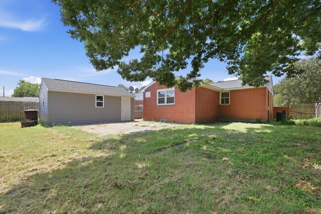 Building Photo - 1305 Yeadon Rd