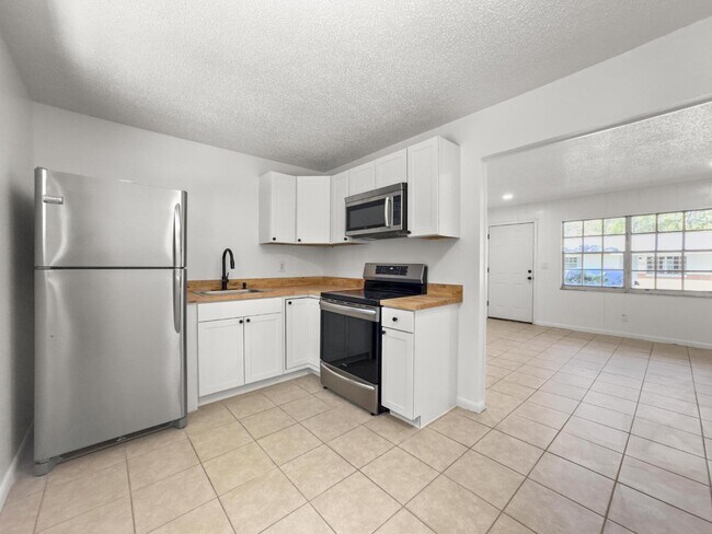 Building Photo - 403 NE 26th Ct