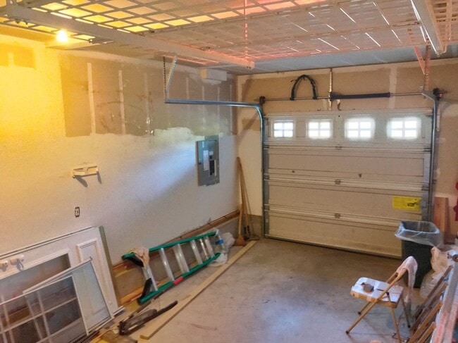 Building Photo - Powellhurst Renovated 3 Bedroom with AC, Garage, Fenced Backyard