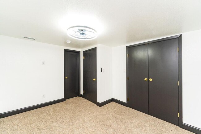 Building Photo - 4209 Redbud Ave