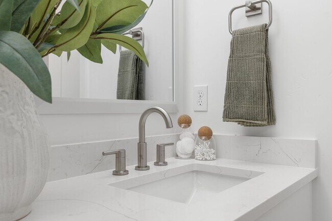 Building Photo - Brand New Luxury Duplex-Top of the line finishes & walking distance to The Village.