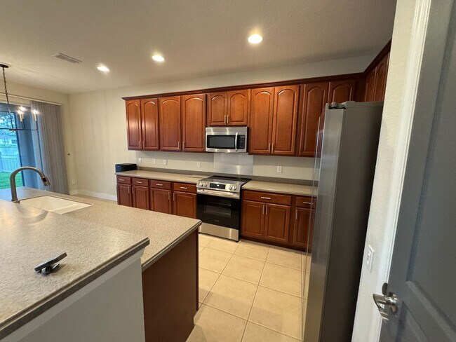 Building Photo - Spacious 4 Bedroom Spring Isle Home AVAILA...