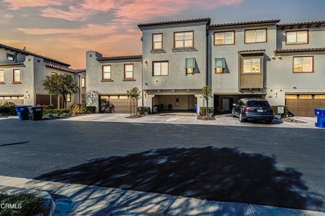 Building Photo - 354 Solares St