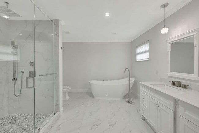 Building Photo - 2612 NE 5th St